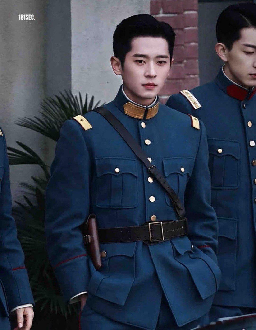 丞磊民国装vs现代装vs古装 造型魅力拉满！古装是冷冽暴君，民国装是骁勇军阀，现