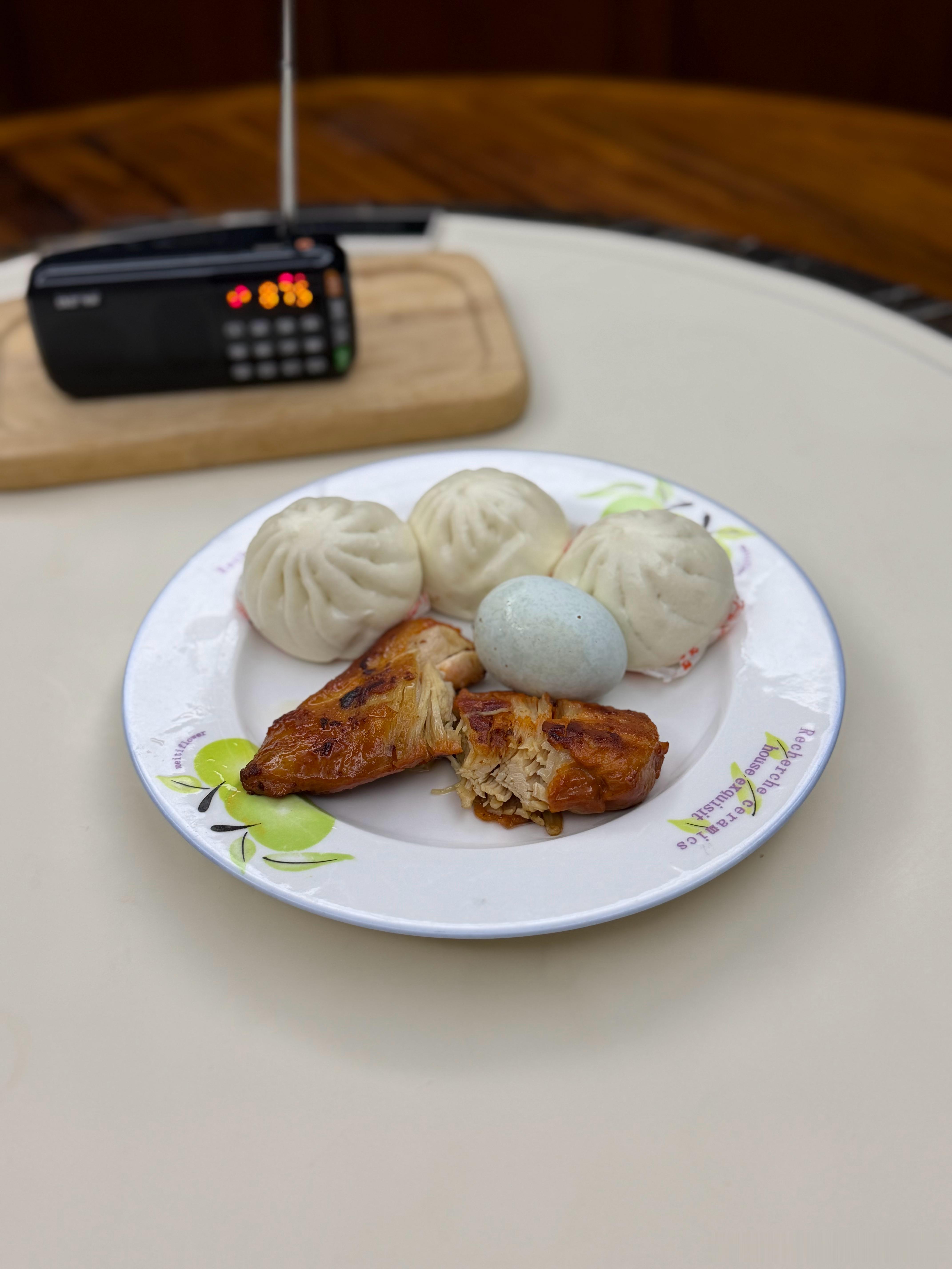 鸡蛋，鸡胸肉，小笼包，今日早餐不喝豆浆。 