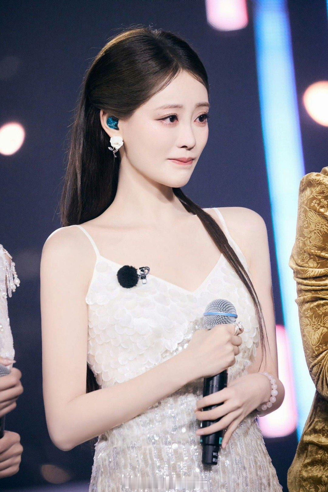 祝绪丹开口就哽咽了从长治忘开相机崩溃捂脸，到长沙厨房煎蛋蹦迪，她的迷糊与可爱贯穿