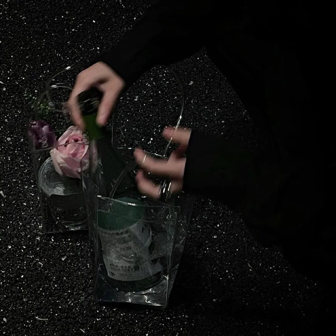 我们衣不蔽体躺在同一张床上的时候 你问我为什么哭 我回答不出 只会伸手朝你索要拥