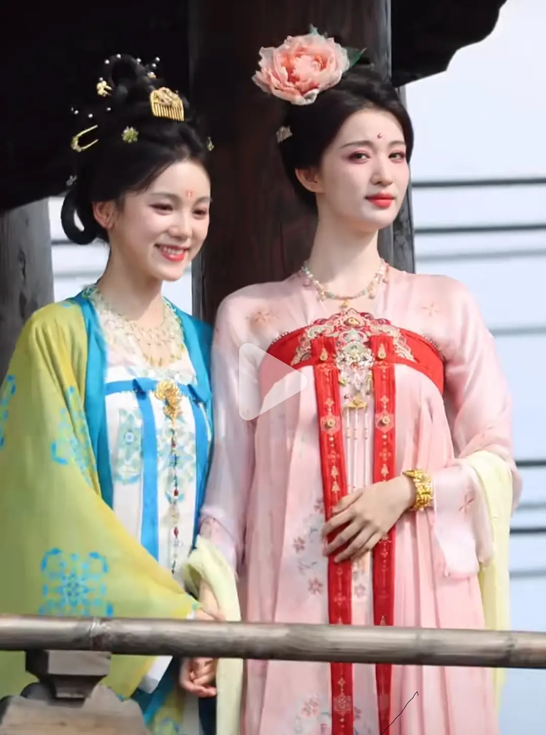 王楚然直接被旁边的美女秒了 