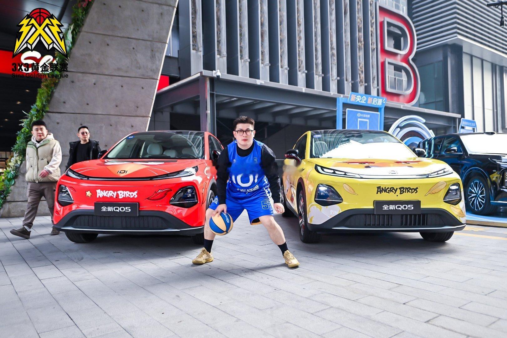 谁来启源街球的黄金时代 长安启源，随时补位。车门打开，全能补给站即刻到位。全新装