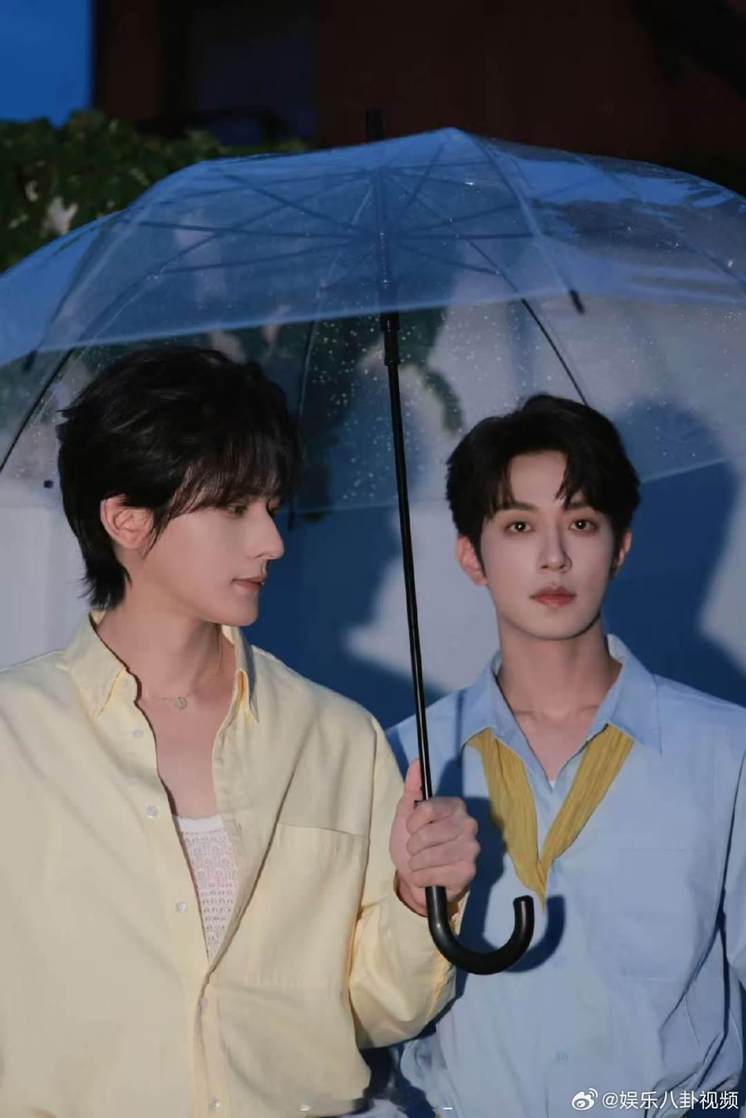 江衡李沛恩撑伞合照江衡李沛恩雨中撑伞“记录一个下雨天☂︎⸝⸝⸝ ” “天青色等烟