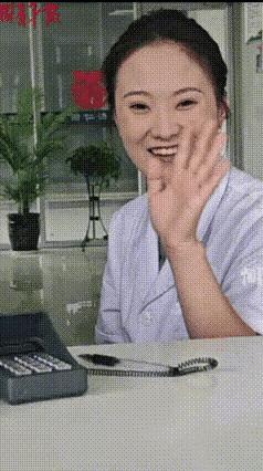 一位女性为了救死扶伤，“撒脚丫子跑”的监控视频感动了我[赞][赞] ! !有网友