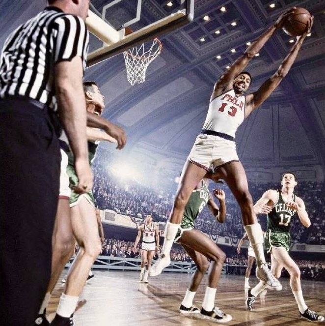 一个冷知识：张伯伦是NBA历史上唯一一个在同一场比赛的两项数据里都拿到40+的人
