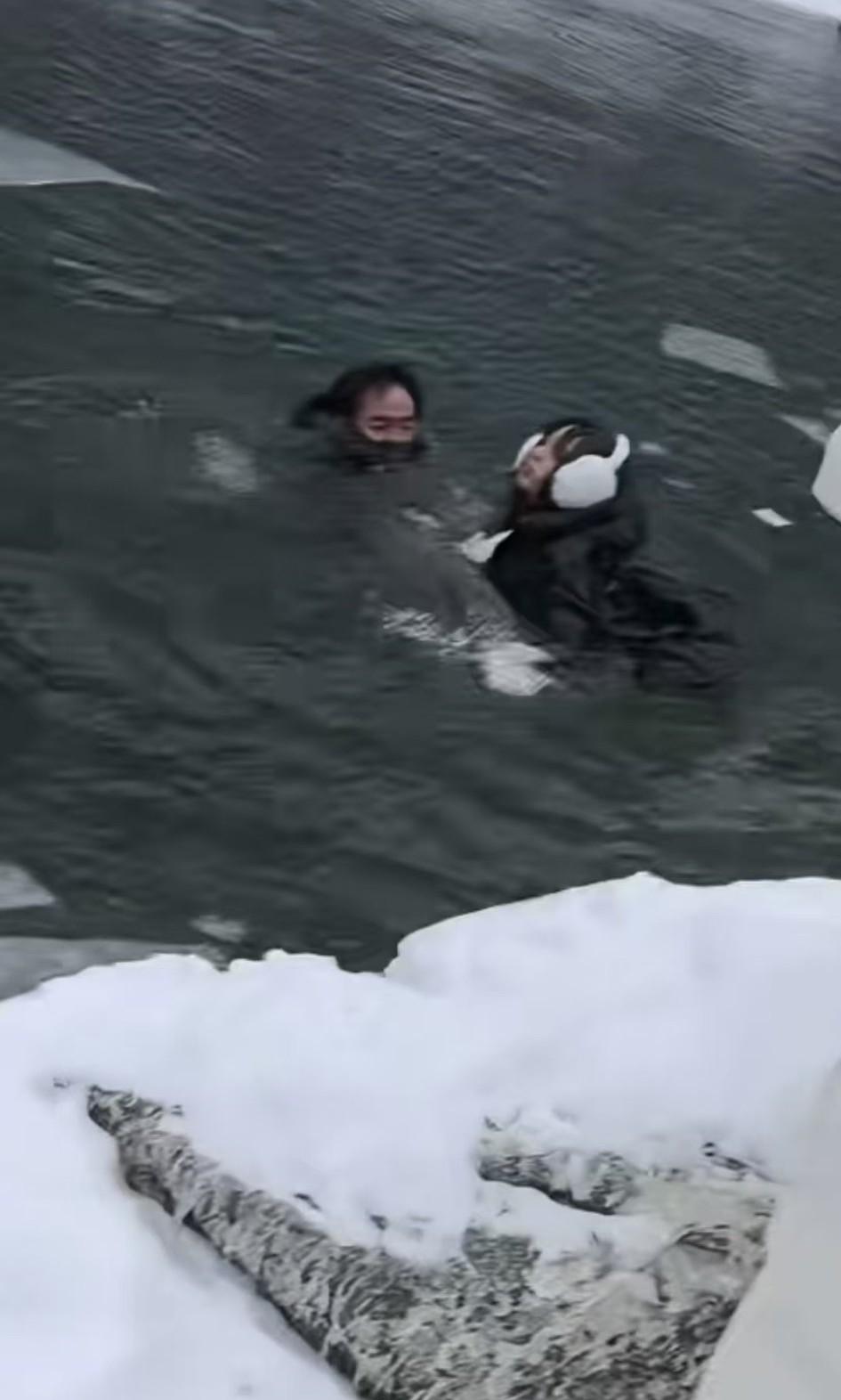 喀纳斯美是美，但再美也没生命美。
一年轻女子在美景里落入冰水，幸亏得几位男士舍身