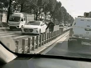 向这位警察致敬！
斑马线上的老人，犹犹豫豫停停走走，就是过不去，是警察叔叔发现了
