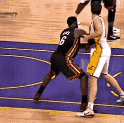 为啥在詹姆斯刚进NBA联盟的时候，NBA的内线球员必须要增肌增重？以下这个镜头就