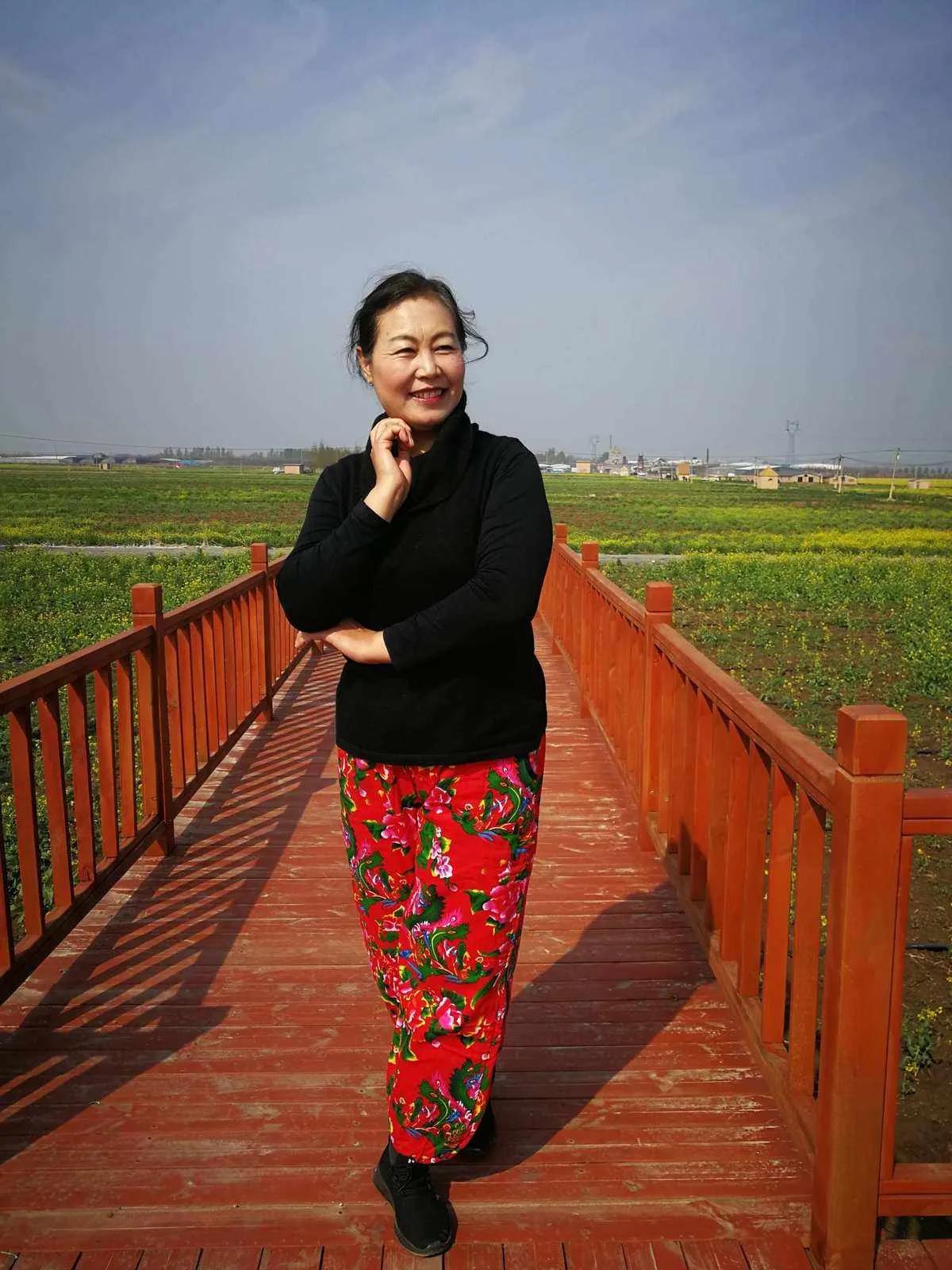 我发现一个奇怪的现象：老年人相亲市场领证和不领证会带来不同的结果。我在这里直言不