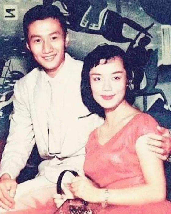 难怪谢贤87岁了还活跃在舞台上，他的母亲活了102岁，去世前头发都没有全白。

