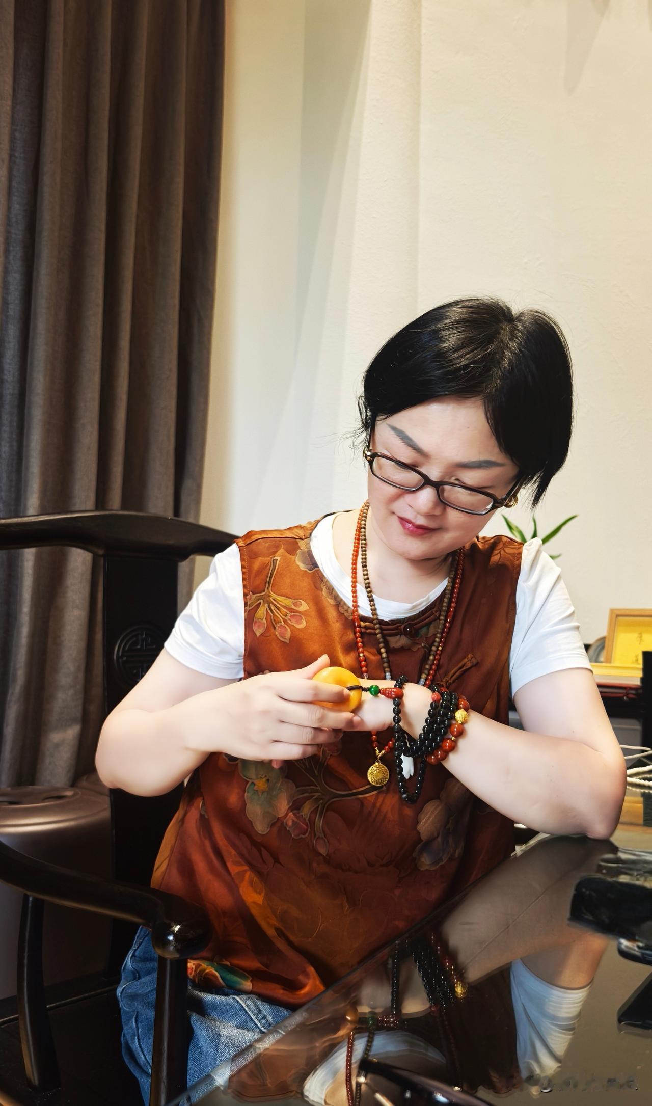 九月第一天的快乐
是这块蜜蜡给的
闺蜜送的这块蜜蜡
不仅给她之前送的乌鸡串串
增