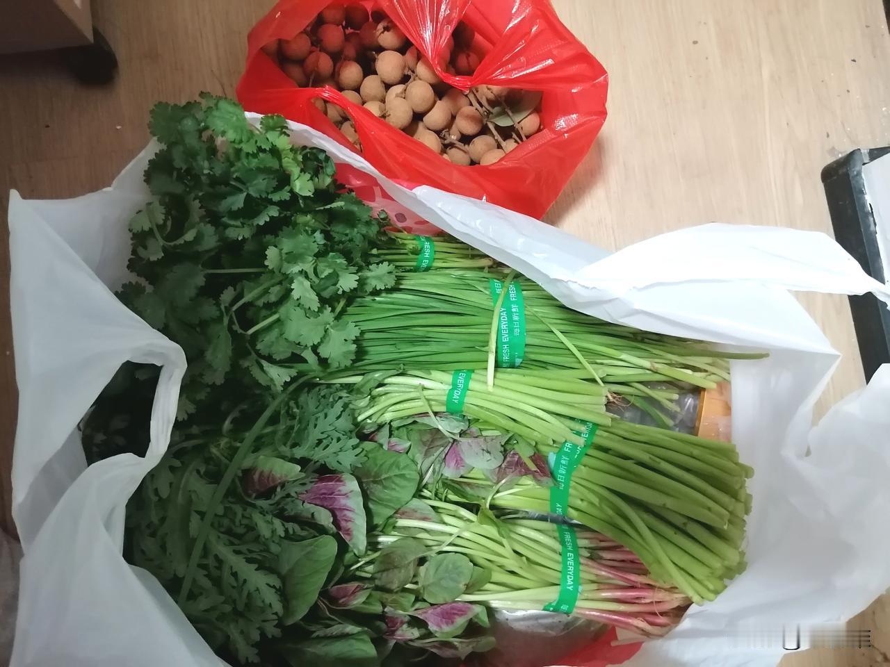 听说台风🌀“红霞”正直奔深圳这边来了，大概明天晚上开始下雨，后天大后天时会有狂