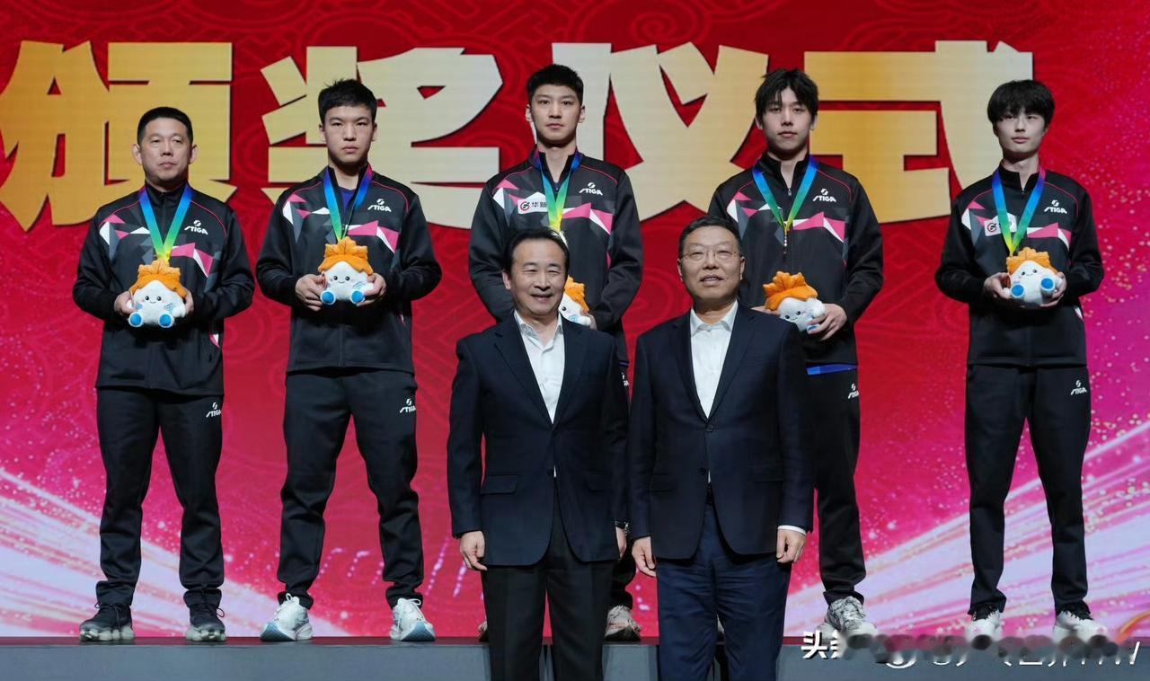 林诗栋既然不上场还来总决赛其意义何在？
半决赛没上场决赛也没上场，领奖的时候也没