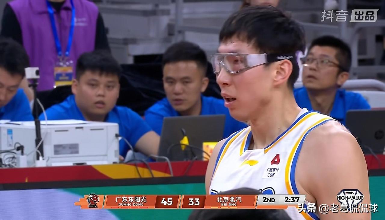 北京北汽超级中锋周琦真是无药可救了！在今天北京北汽客场挑战广东东阳光的比赛中，目