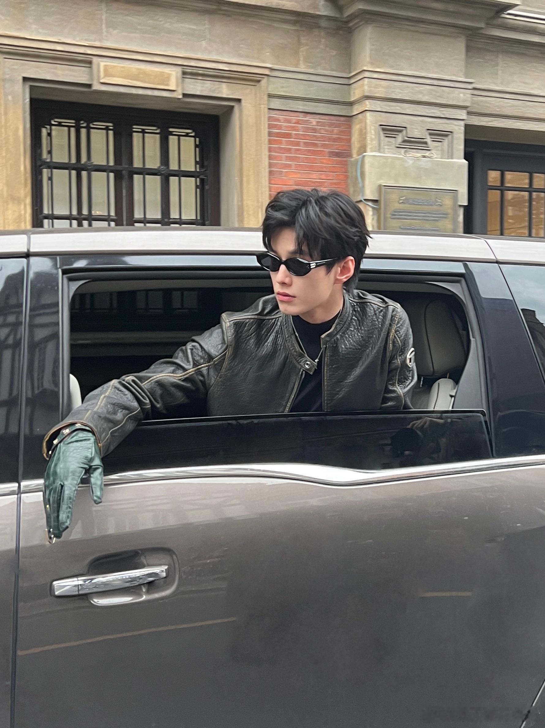 GQ活动的路上朋友偶遇到了何与在拍物料[笑cry][笑cry][笑cry]拂容君