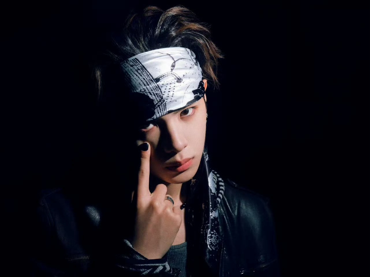 黄明昊这预告我给到一个夯谁懂这份又燃又神秘的质感！地下车库光影交织，引擎低吼配人