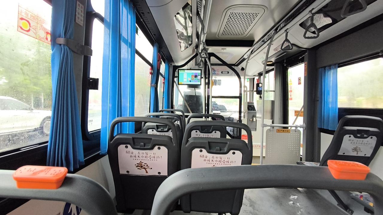 晒出你的本地生活咱这本地生活那叫一个美。五一期间，我喜欢去长江边溜达。傍晚时分到