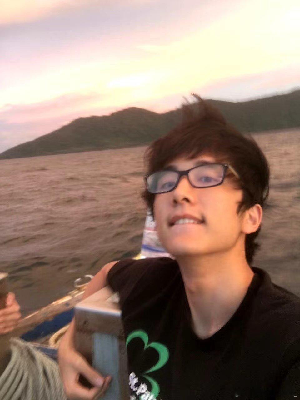 #张新成[超话]# 嘿！帅哥你要不要这么抢眼，感觉就是那种从小就品学兼优的浓颜系