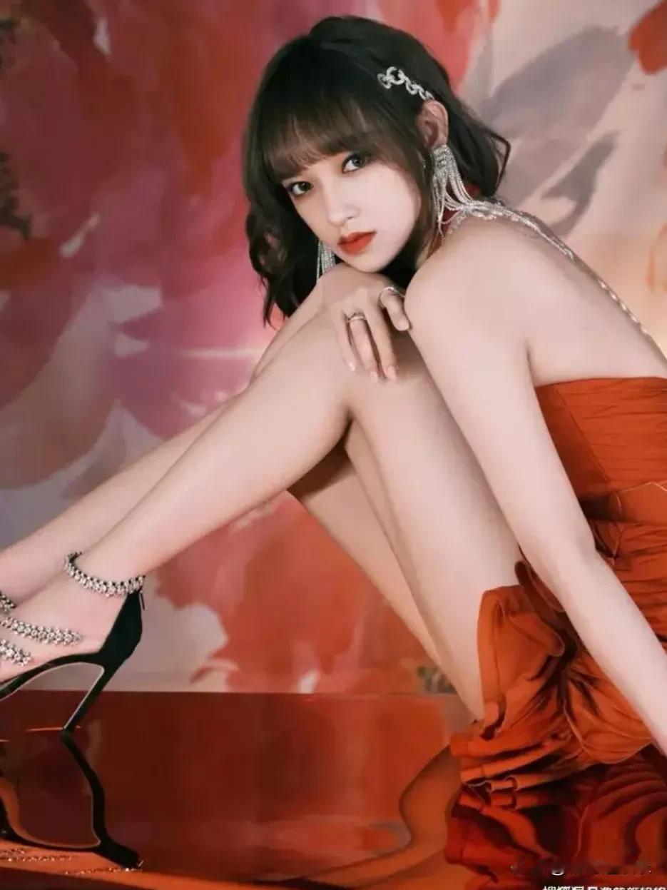 舞台上的程潇，宛如一颗夺目的星，绝佳身材总是能牢牢抓住观众的视线，尤其是她那双迷