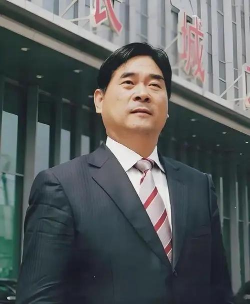 地产行业就是这么魔幻，新城控股的董事长王振华，2019年因猥亵幼女入狱，2024