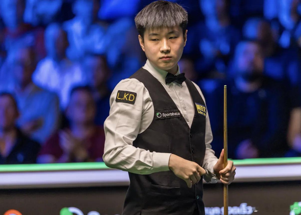 巅峰对决！21:30斯诺克世锦赛中国德比赵心童VS丁俊晖赵心童VS丁俊晖北京时间