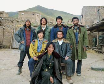 杨紫晒生命树巡山队全家福 哇哦！杨紫晒的生命树巡山队全家福好有爱，大家紧紧相依，