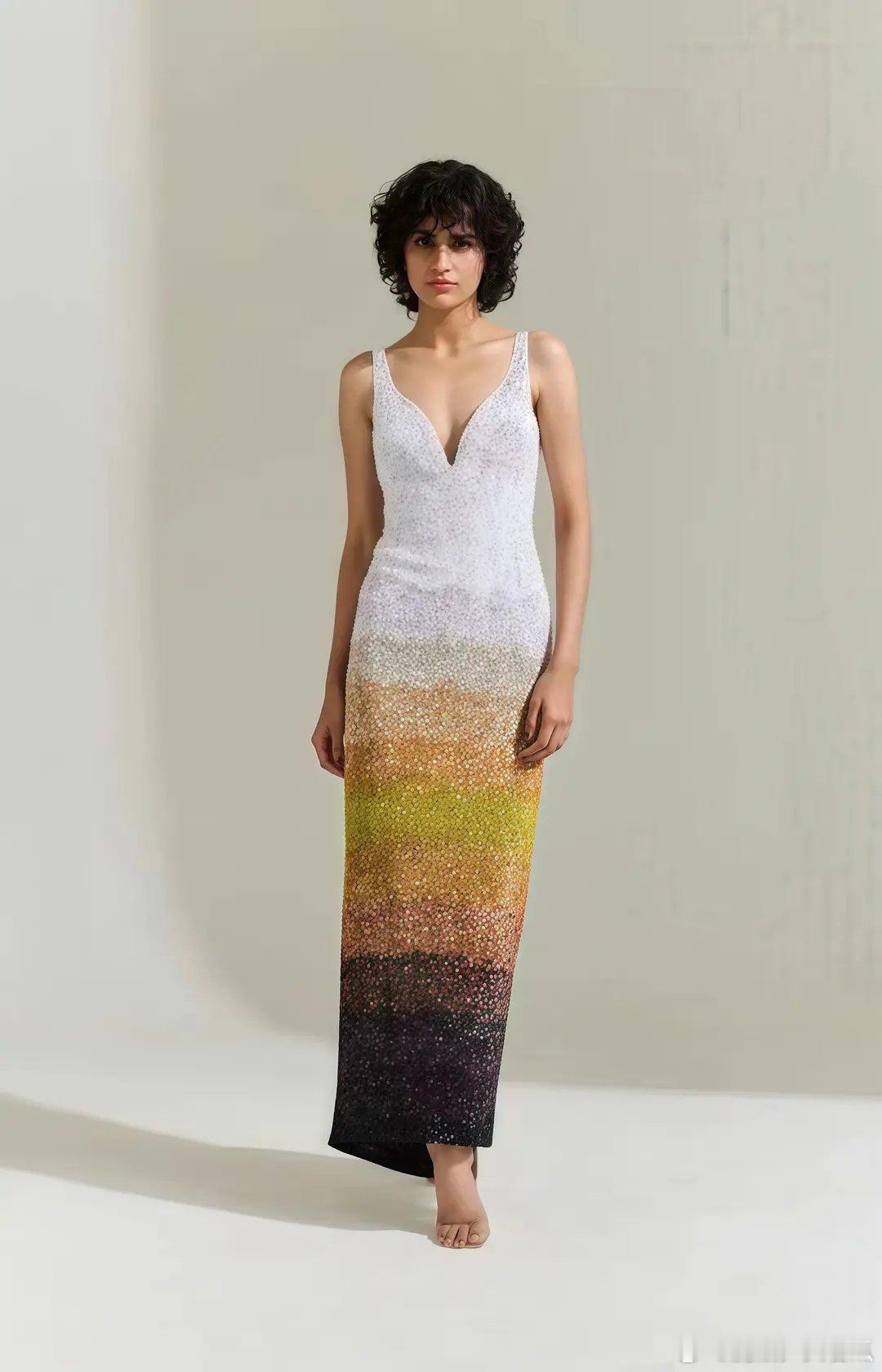 终于明白为什么说时尚的完成度是看脸了，这条裙子穿在杨紫身上真的好看了不少 ​​​