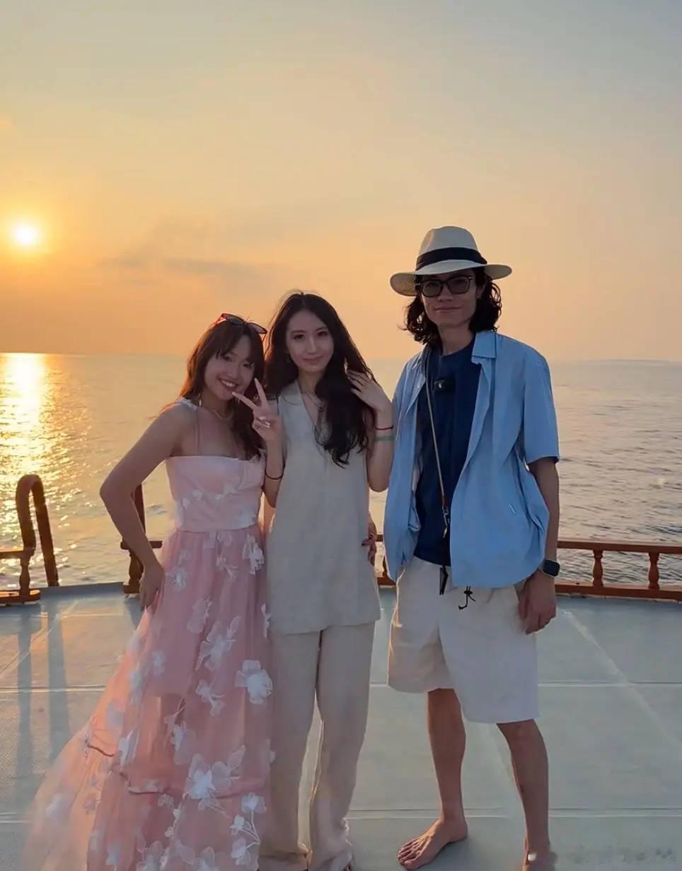 李行亮夫妇在马尔代夫度假被偶遇 麦琳穿粉色吊带长裙温婉甜美------2月25日