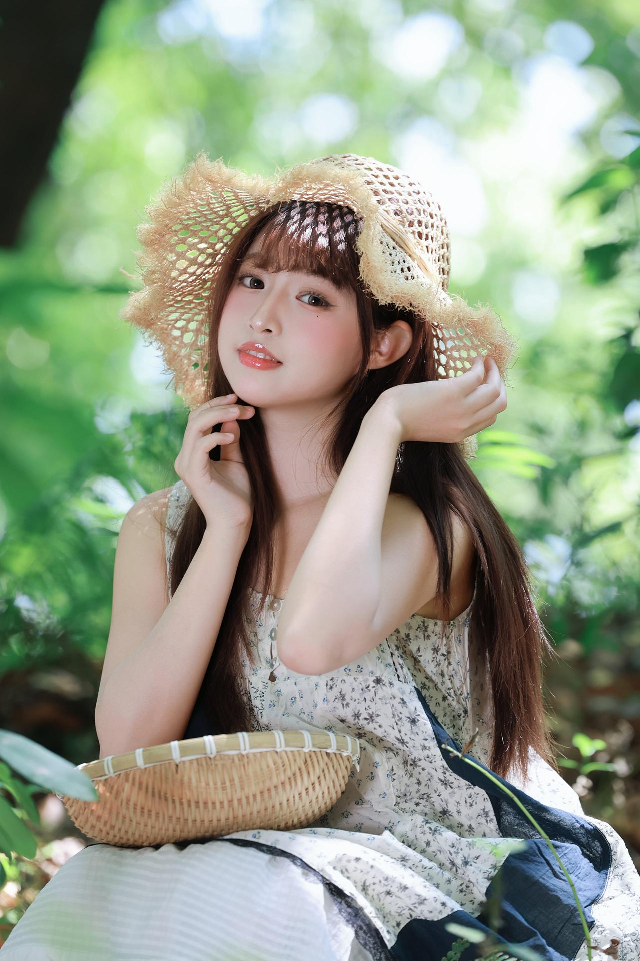 我们如何用道具来完成环境叙事，看看这组竹篮与番茄的加入，让“春郊采摘”的场景感更