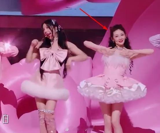 《浪姐5》苗苗、赵奕欢同穿粉色的小裙唱跳，青春无敌，苗苗好有修养的那种小可爱 ​
