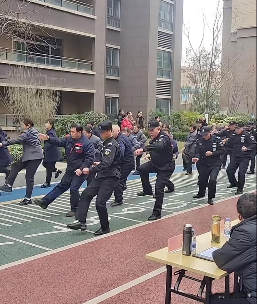 各行各业都很卷了，连保安保洁都需要打军体拳了。有网友说，这是要转型镖局吗？更为保