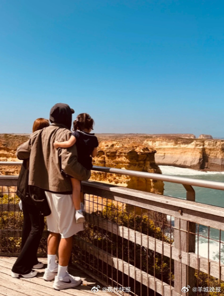 【#Jacinda傲娇介绍女儿殿下是我的歌#】#昆凌分享一家五口看落日背影#3月