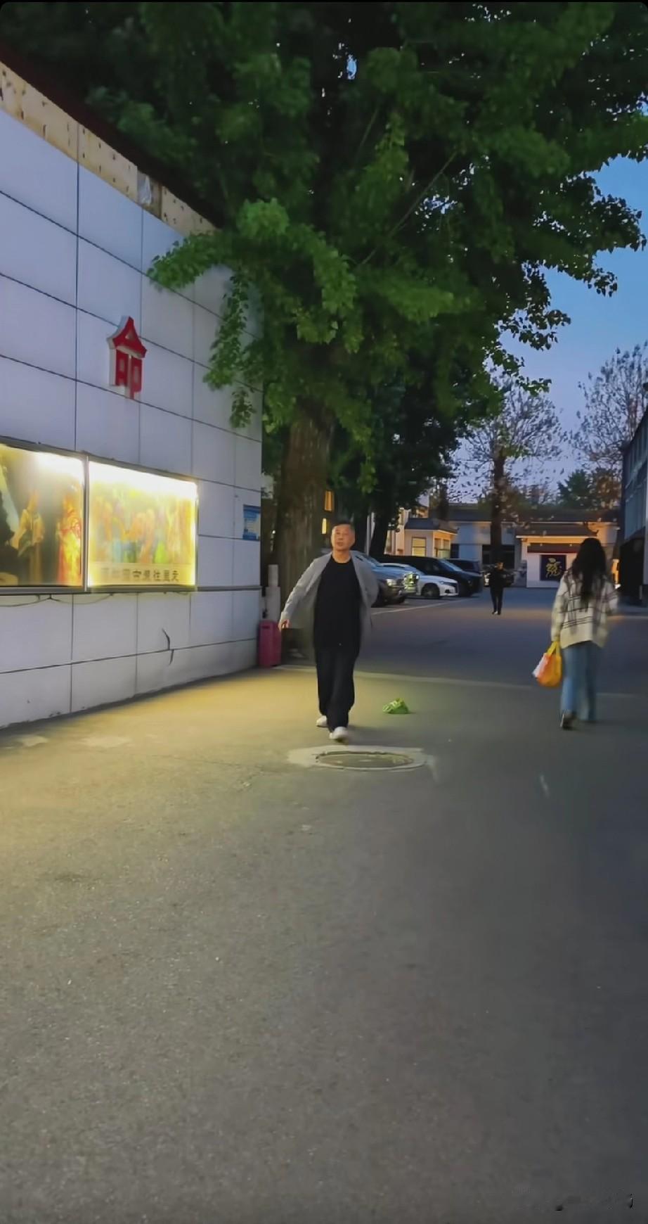 据现场网友爆料，沈巍、张金卫、徐双喜三位文化界大佬最近完成一次重要会晤！尤其是沈