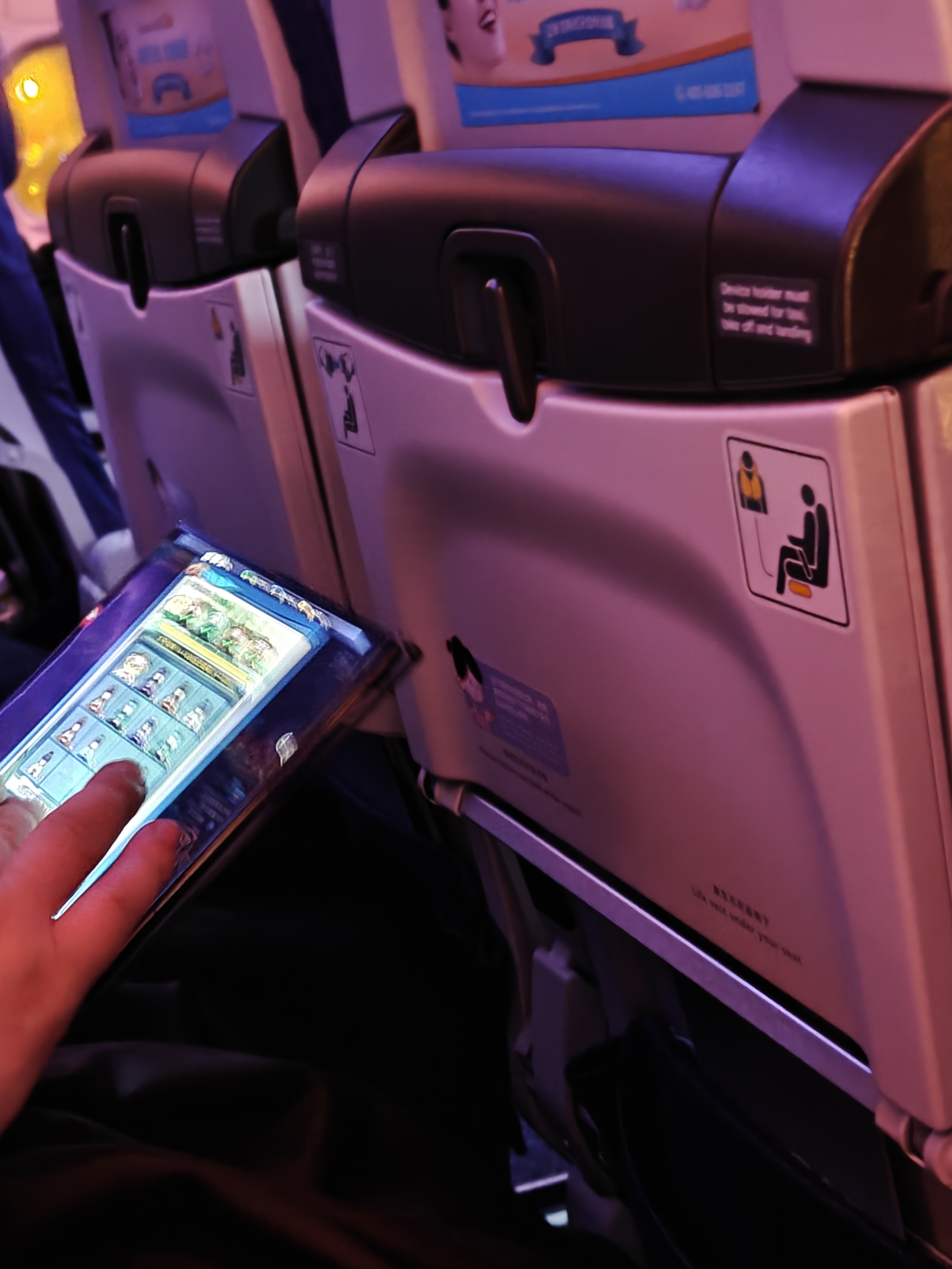 昨天在飞机上隔壁的乘客拿着折叠屏在打看起来像网游画风的游戏 我还看了一会 确实画