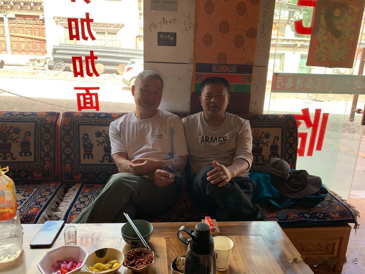 在盐井吃加加面，遇见一位广西徒步大哥，全程翻山越岭，从云南雨崩村走到盐井。
在和