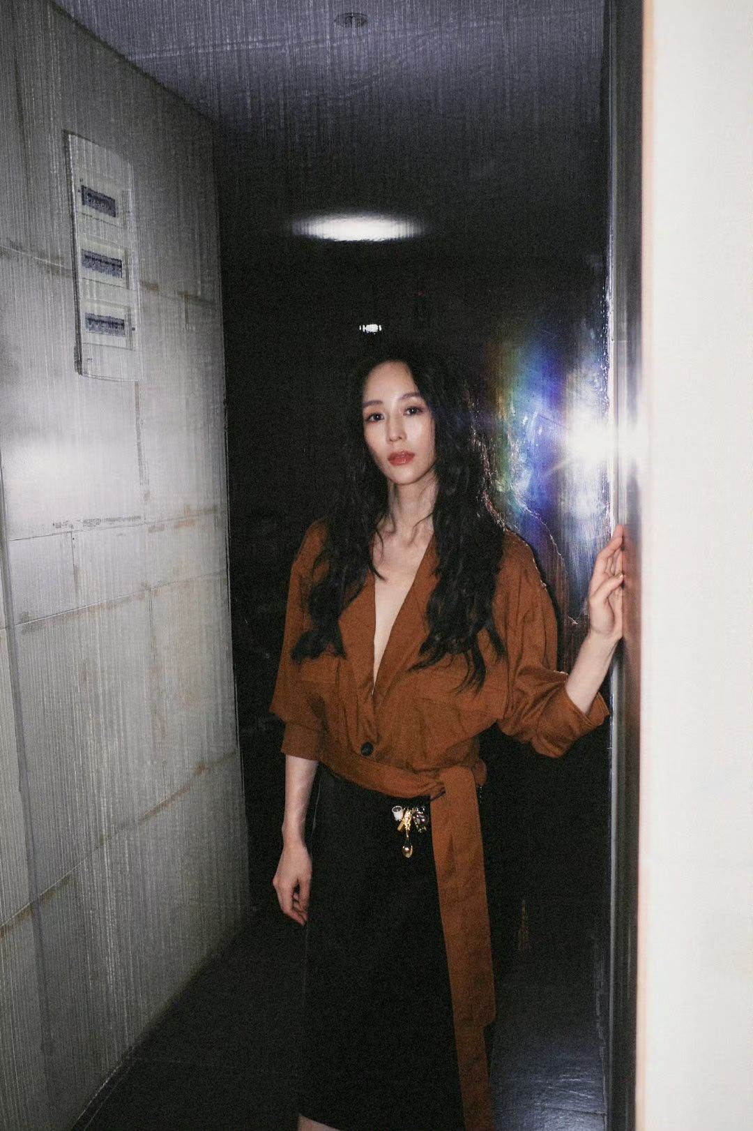 张钧甯的COSMO都市松弛感大片，是都市美学的生动呈现。光影落在她身上，勾勒出柔