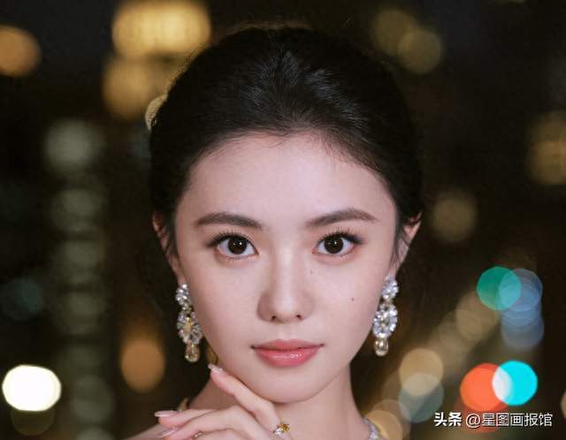 夜色星光！刘浩存一袭浅粉蓬蓬长裙，温柔灵动宛若小公主