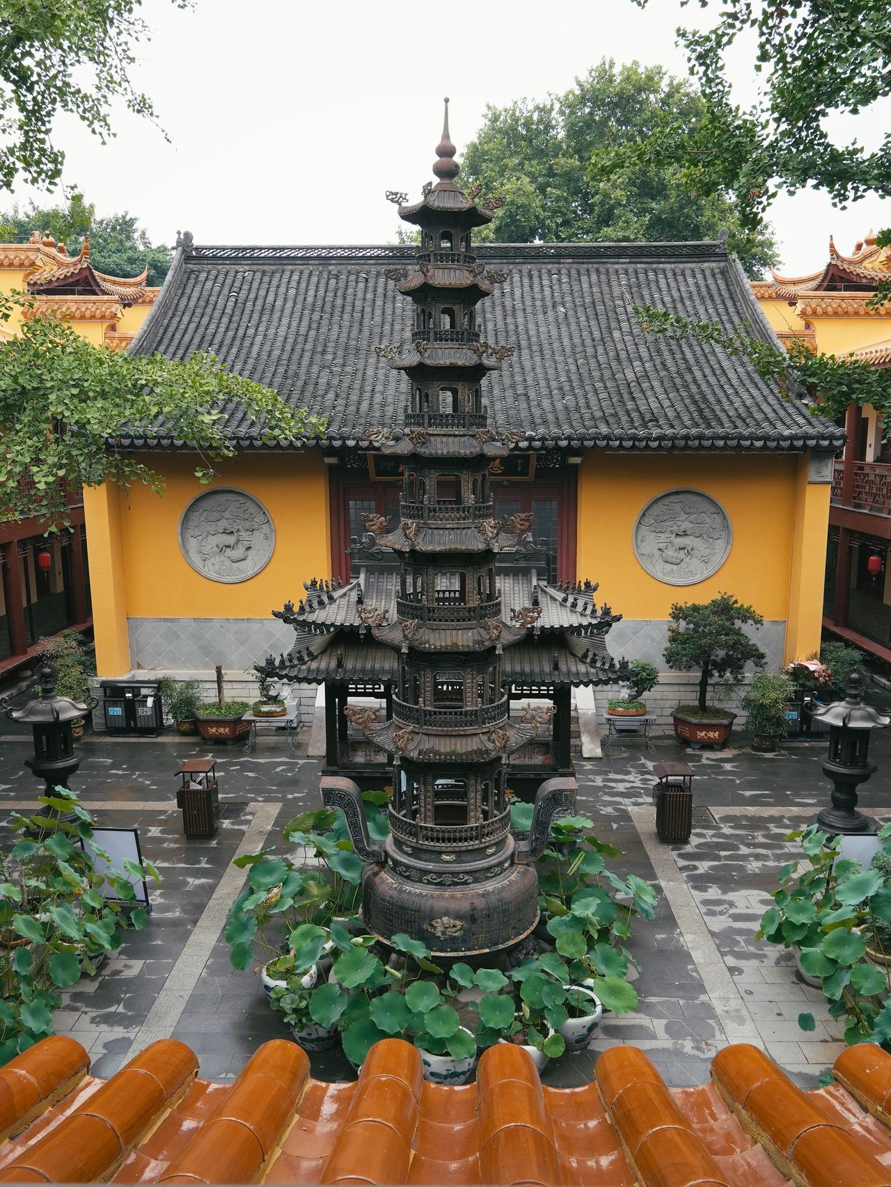 说到鹫峯寺，很多人可能有点陌生
它其实已有1600多年历史
《儒林外史》里就写过
