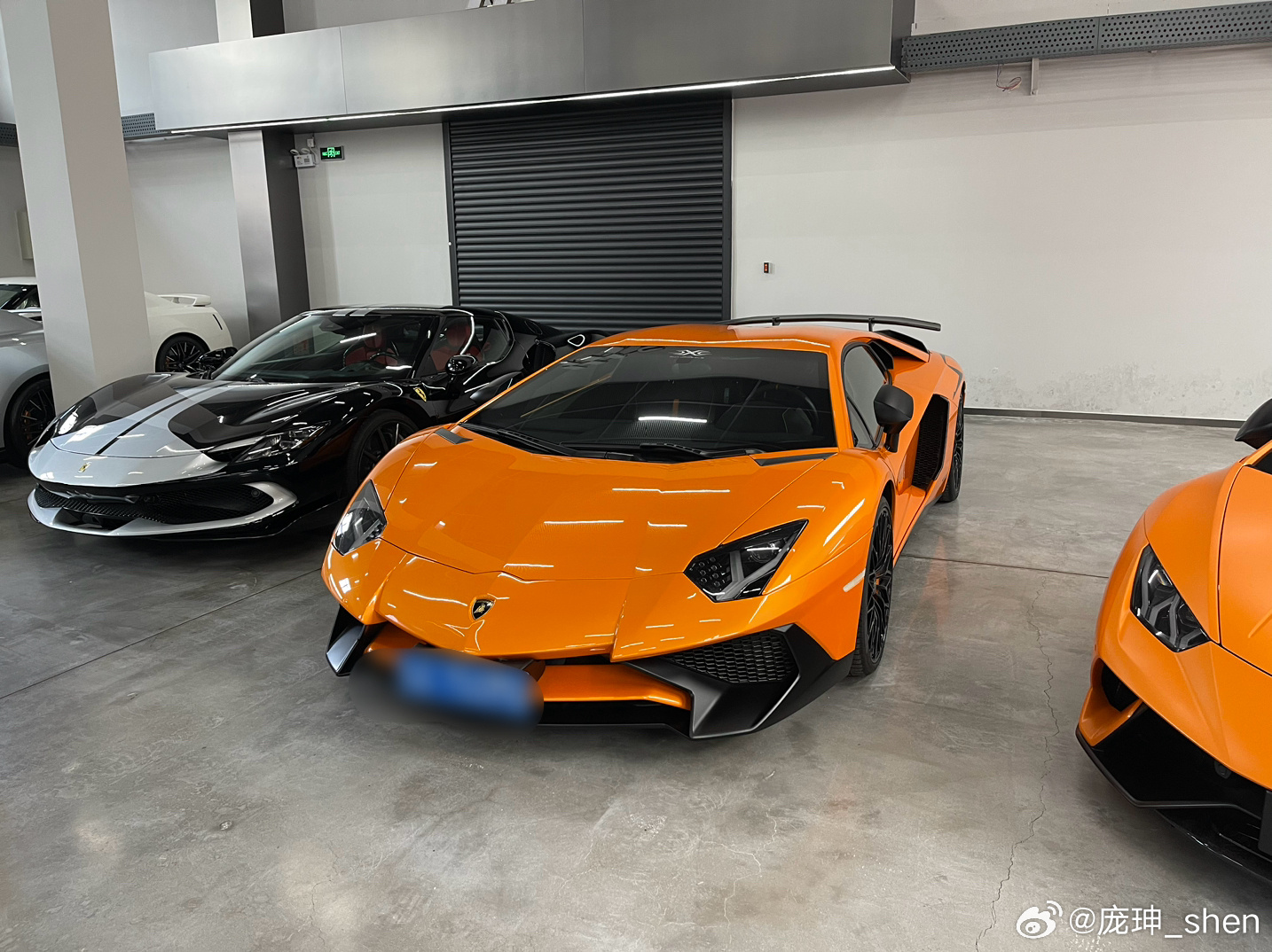 车库中的两辆Aventador，恰好是我最喜欢的硬顶版Aventador和敞篷版