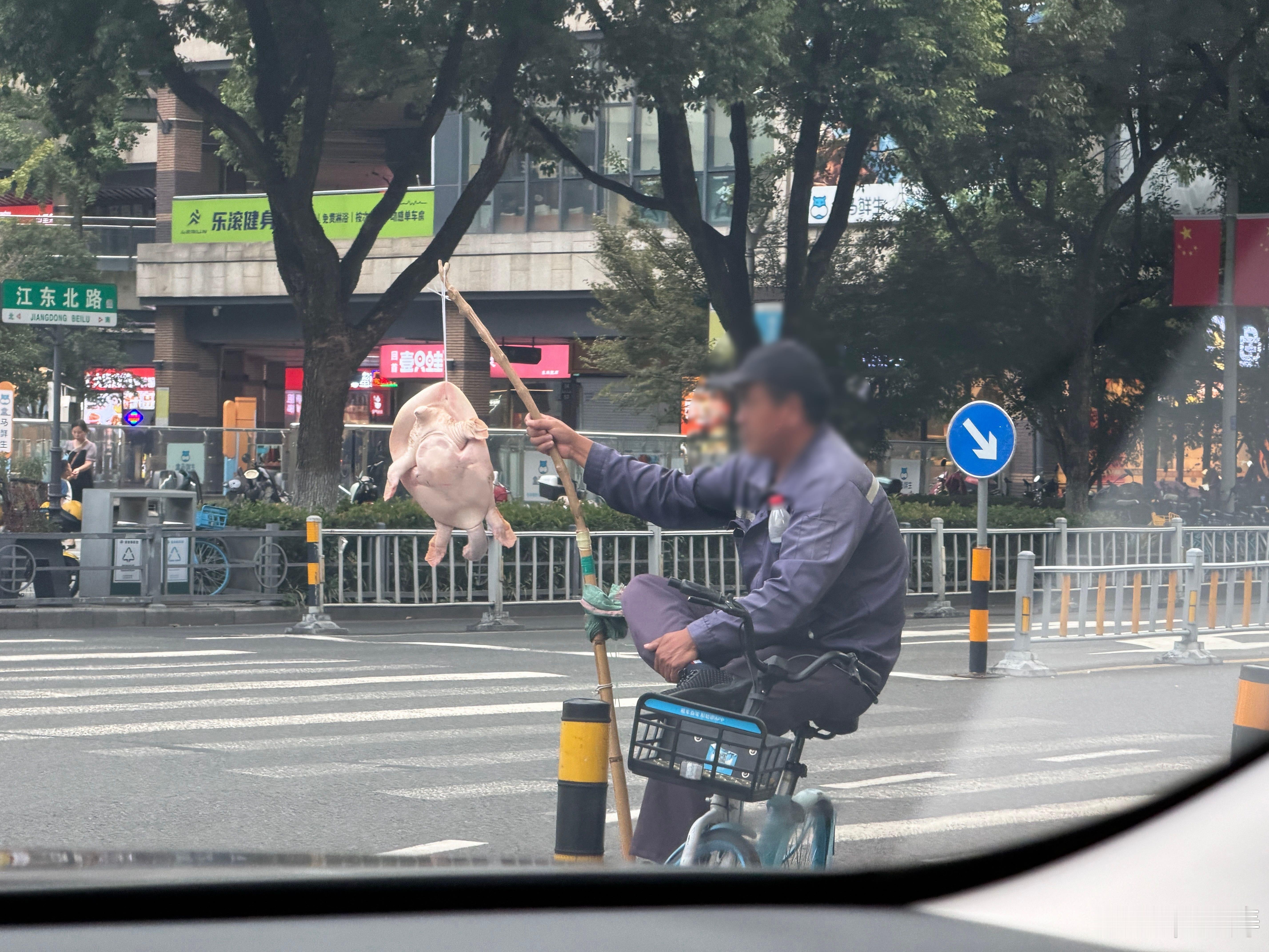 你说他在马路上就这样举着这只鳖，真有人会买吗？ ​​​