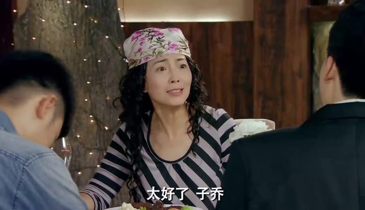 《爱情公寓》看了不下三遍，有个情节bug百思不得其解。第三季的时候，胡一菲妈妈来