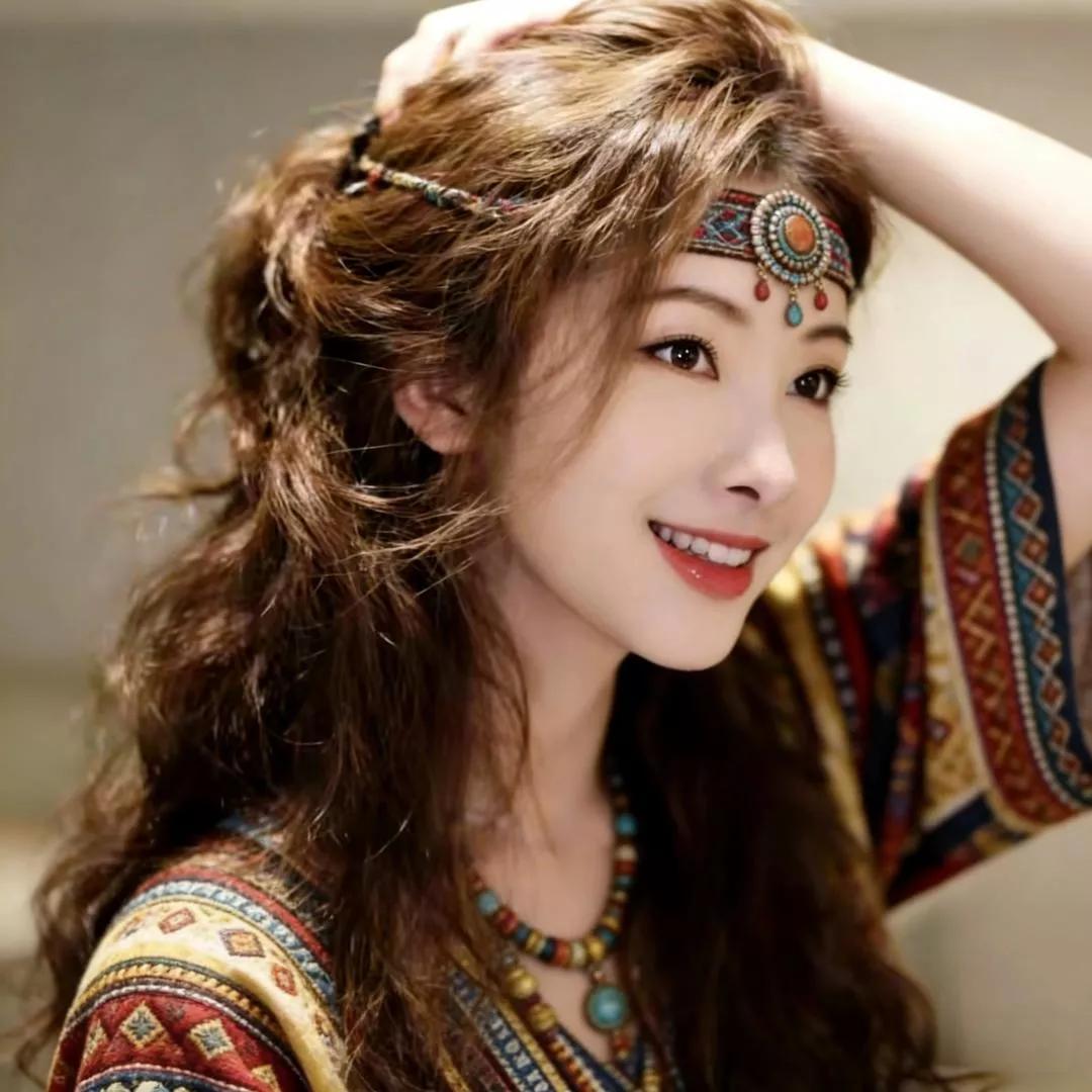 民族风少女，笑靥如花，风情万种。国风民族美人 民族风穿搭照 洱海民族风少女 民族