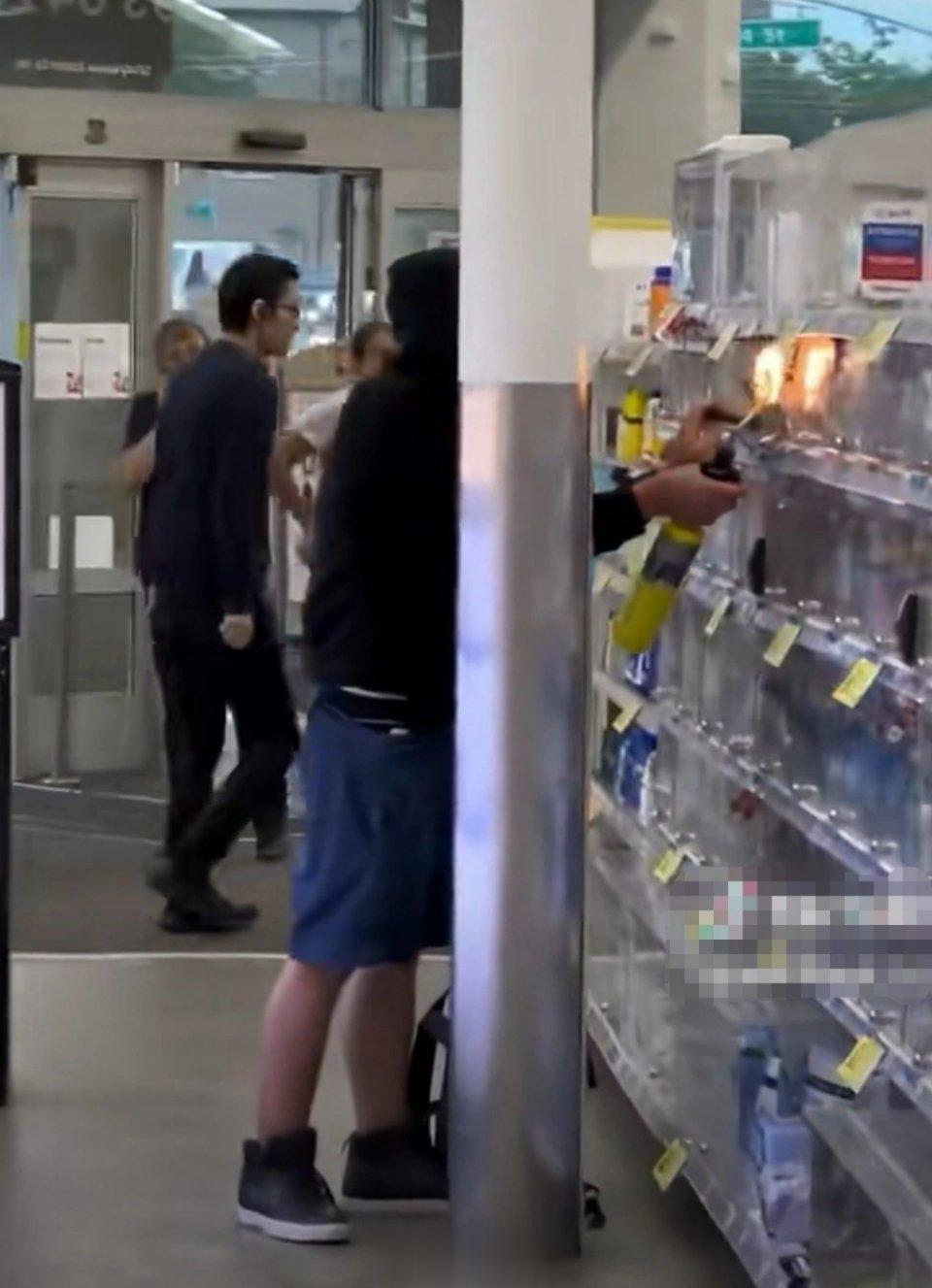 美国黑人携带小型喷火器进超市零元购，真的是道高一尺魔高一丈!超市老板以为把货架锁