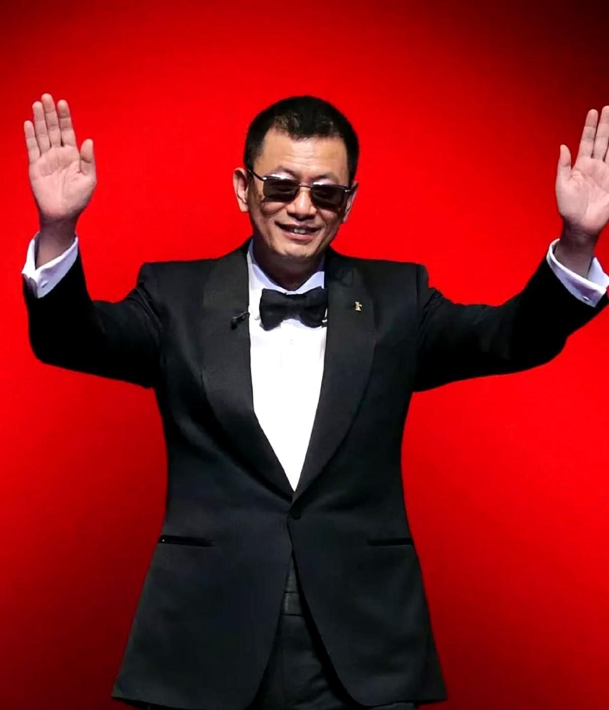 当年拍《阿飞正传》，刘德华被删到只剩个背影，气得想甩手不干。
王家卫不哄人，不解