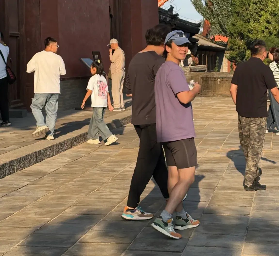 董子健和好友大同旅游，穿短裤短袖很低调，身高被吐槽没有170cm！ ​​​