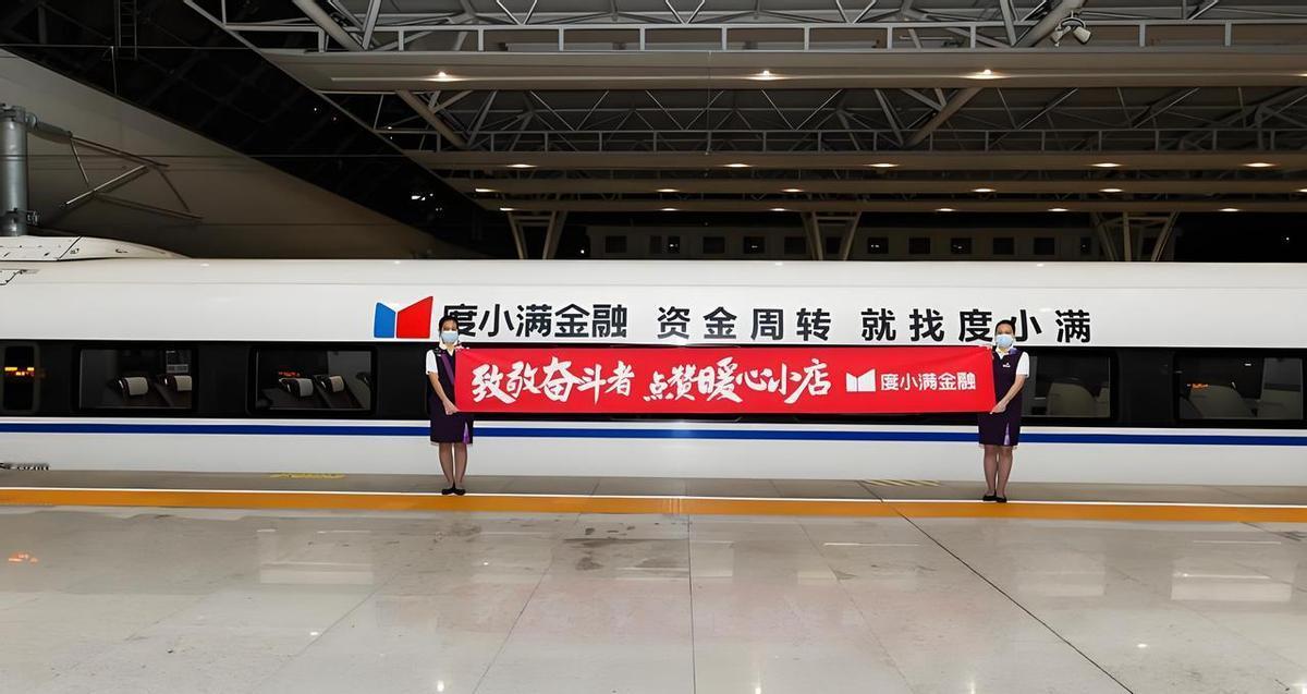 现在点开个视频，三秒弹出五个借贷窗口，地铁站里全是“借8万送锅”的广告，搞得跟借