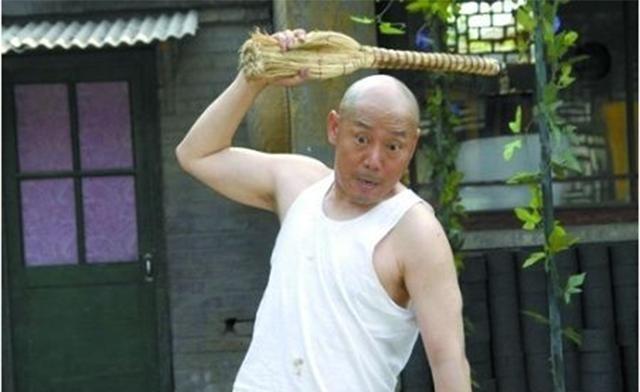 李成儒身家上亿住豪宅，前妻与儿子却在18平米小屋生活，这种差距令人唏嘘！
199