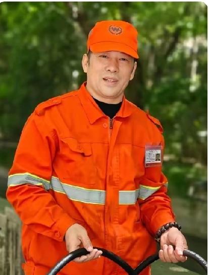 临危之际，救人于危难！
杭州拱墅区，凌晨四点，李树胜师傅正驾驶洒水车，没想到洗地