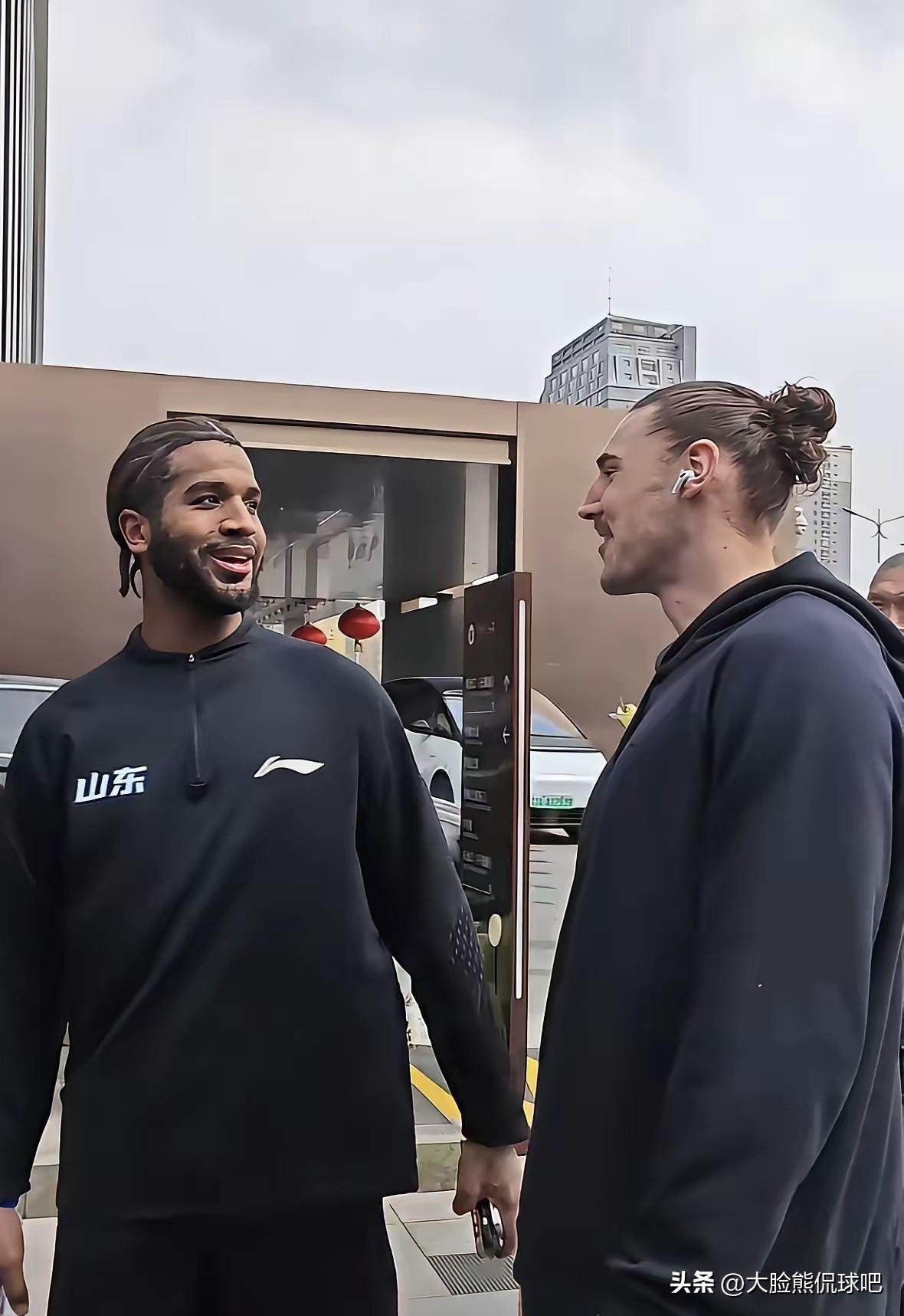 总感觉山东每次找外援都会夸大身高呢？先前是琼斯。结果来了目测还不如陶汉林高，这次