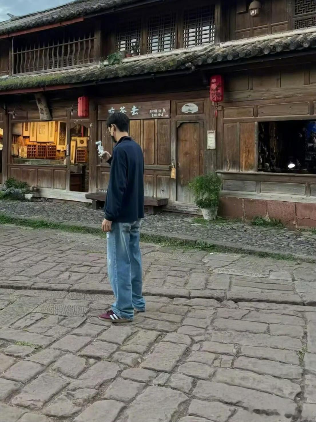 李现回沙溪古镇了疑似谢之遥回云苗村视察 